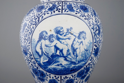 Exceptionelle paire de vases en fa&iuml;ence de Bruxelles, dat&eacute;s 1861 et sign&eacute;s